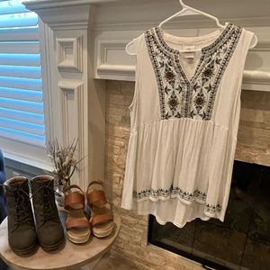 Sleeveless Embroidery Flowy Top